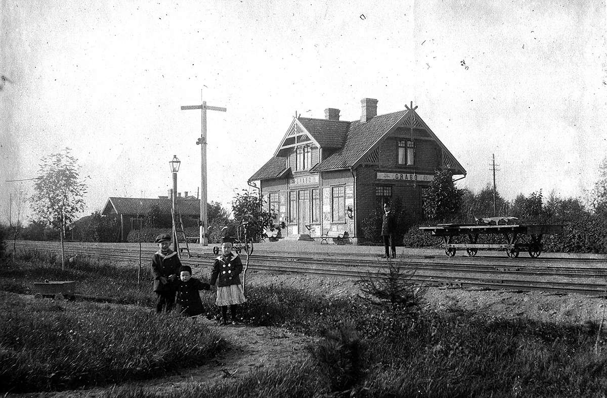 Framfr stationshuset str stationsfrestndaren Karl Linus Nyman fdd 1875. Barnen i frgrunden hr sannolikt till familjen.