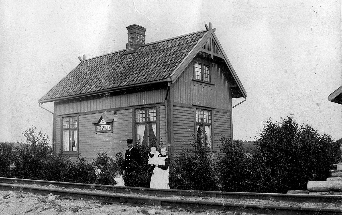 Banvakten Johan Kristensson, tillsammans med familjen, poserar framfr bostaden, banvaktstuga nummer 8.Enligt Banvakt.se varJohan fdd 1870-04-30 i 