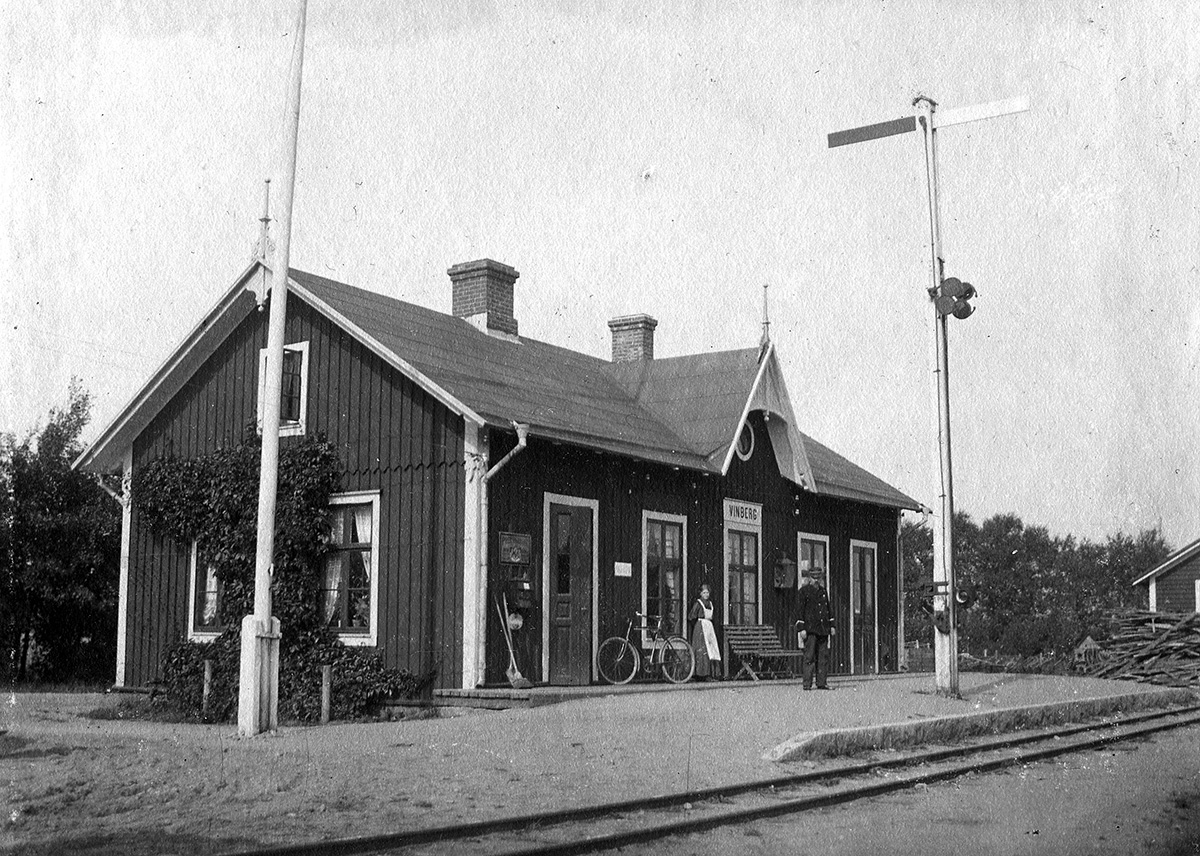 Vinberg. Framfr stationshuset Stationsmstare Johan Bernhard Andergren, fdd 1857