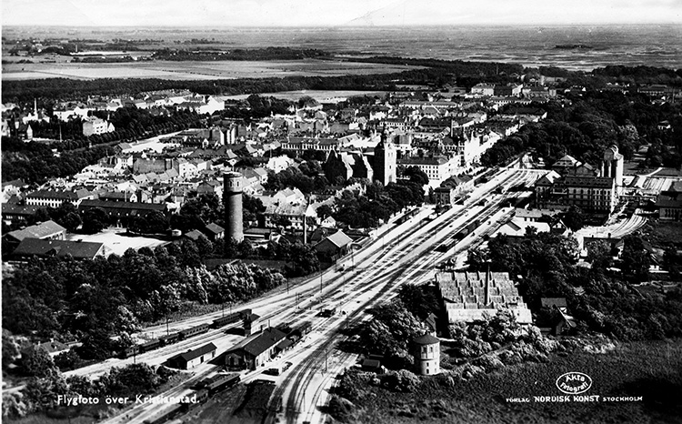 Flygfoto ver Kristianstad p 1930-talet. Huvudort fr Kristianstad - Hssleholms Jrnvgar, CHJ.