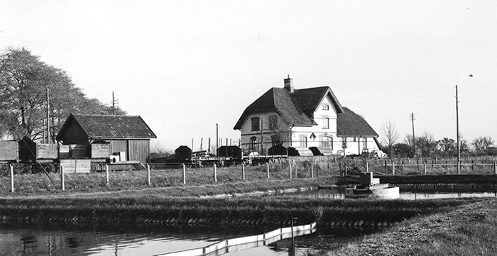 Sby. Bilden visar stationshuset och delar av bangrden 1960-05.29