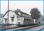 lands Jrnvg, Mrbylnga station omkring 1958. En Hilding Carlsson rlsbuss, Yop 703 och slpvagn  gr uppehll vid stationen