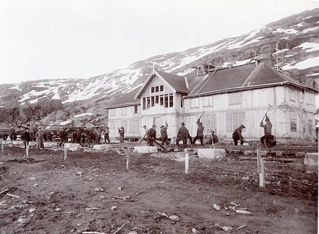 Malmbanan Kiruna - Narvik, Riksgrnsens blivande station under uppfrande i juli 1902.