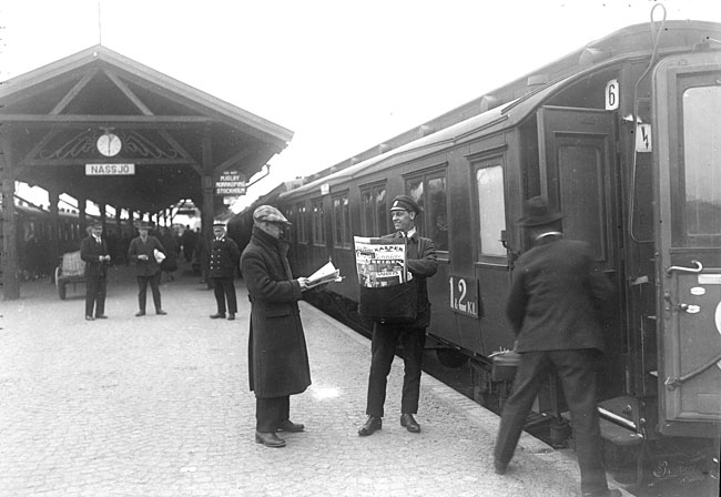 Nssj 1928. Snlltget mot Mjlby - Norrkping - Stockholm med avgngstid 12,35 str inne vid perrongen. 