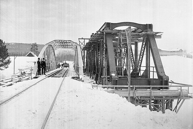 Stambanan genom vre Norrland, bandelen Mellansel - Vnns. Byte av bro ver Molven 1912-03-15. Mellansel ligger alldeles bortanfr kurvan till hger.