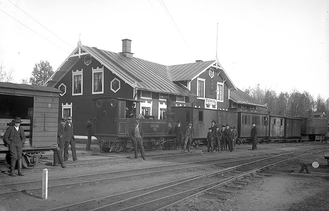 Sfsns Jrnvg,SVJ, Strmsdals station omkring 1900. Loket r nummer 2 "Fredriksberg".