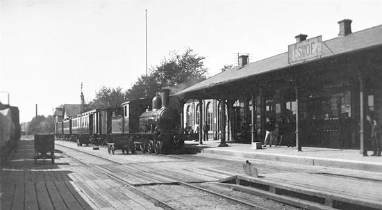 Statens Jrnvgars station Eslv omkring 1905. Eslv var freningsstation med Rstnga - Eslvs Jrnvg. Persontget p bilden r ett tg frn Landskrona & Helsingborgs Jrnvgar, L&HJ, draget av lok nummer 14 "R Tornerhjelm".