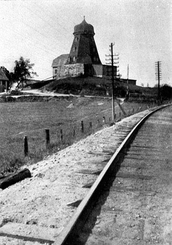 Nedanstende bild visar r tagen omkring 1920 vid infarten till Hssleholm