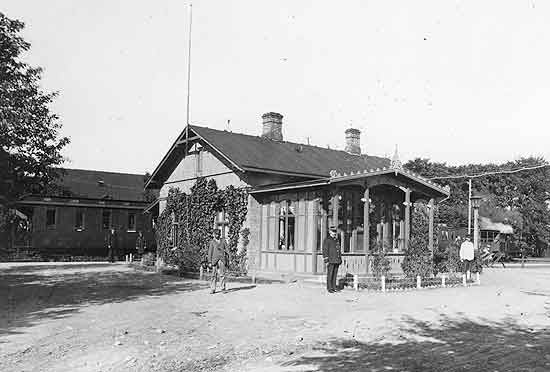 Hslvs frsta stationshus 1901. Nytt stationshus uppfrdes i brjan av 1950-talet