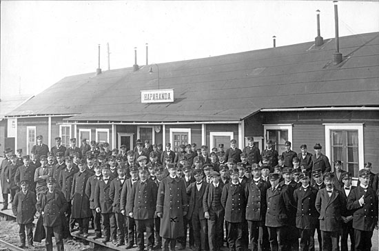 En del av personaluppsttningen i Haparanda 1916. Vid X:et stins Norrman