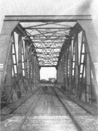 Bron ver tran strax fre ankomsten till trans station. Stationshuset skymtar bortanfr bron. Foto: Svenska Jrnvgsfreningens minnesskrift 1876-1926..