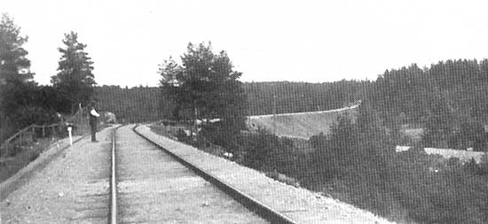 Den 500 meter lnga och upp till 11 meter hga Svartrbanken strax ster om Obbhult. Foto: Svenska Jrnvgsfreningens minnesskrift 1876-1926.