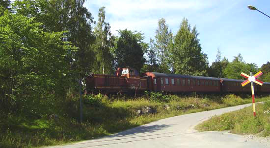 Tgsttet passerar lokstallet i Svartvik. 