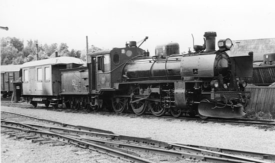 Henschel tillverkningsnummer 25935 tillverkat och levererat 1941 till Vstergtland - Gteborgs Jrnvgar,VGJ, 31. P bilden som SJ nglok B4p 3110 i Uddevalla r 1956