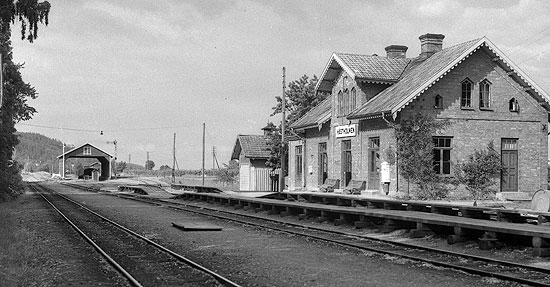 Hstholmens station p 1930-talet. Till hger om omlastningsmagasinet syns infartssemaforen fr den normalspriga Mjlby - Hstholmens Jrnvg, MHJ.