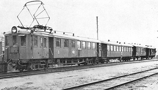 Den nya motorvagnen nummer 6 levererades 1935. Hr syns den i Linkping med tillkopplade personvagnar.
