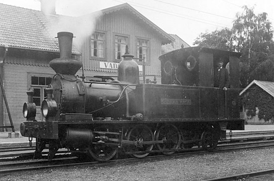 Lok nummer 2 "GUSTAF WASA" i Vadstena omkring 1920.