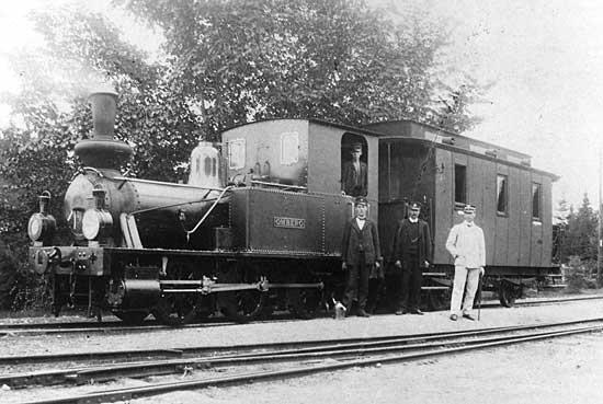 ngloket FVJ 3 "Omberg" med personvagn. Foto med personal framfr loket omkring 1900.