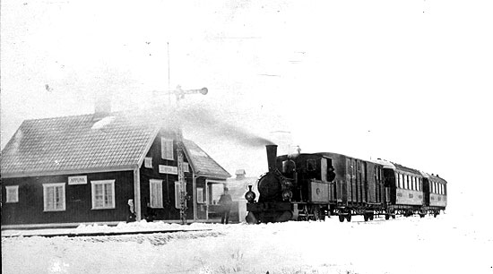Appuna station omkring 1917. Lok nummer 2 med persontg str inne p stationen