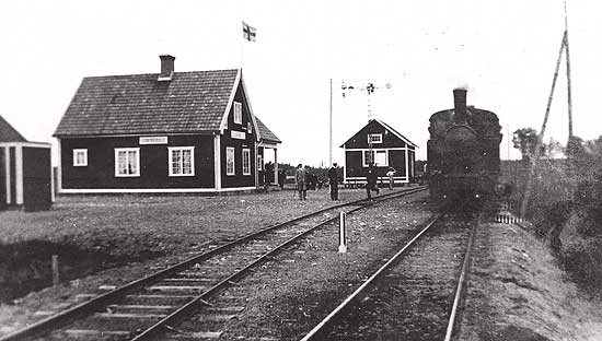 Ledbergskulle station. Lok nummer 1 gr uppehll vid stationen. Foto omkring 1916