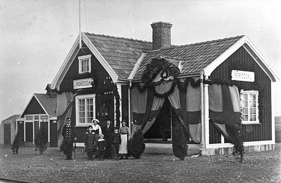 Ingridsdals stationshus utsmyckat med anledning av banans invigning 1914