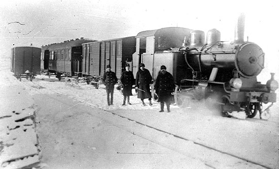 Lok nummer 1 med persontg vid Vderstad 1915