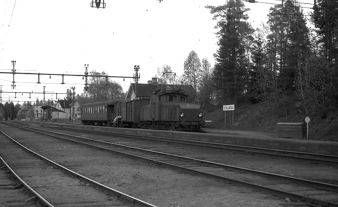 Sista ordinarie persontåg från Stålboga mot Malmköping/Flen skall avgå. Dagen är lördagen den 26 maj 1962 och klockan är cirka 20.1