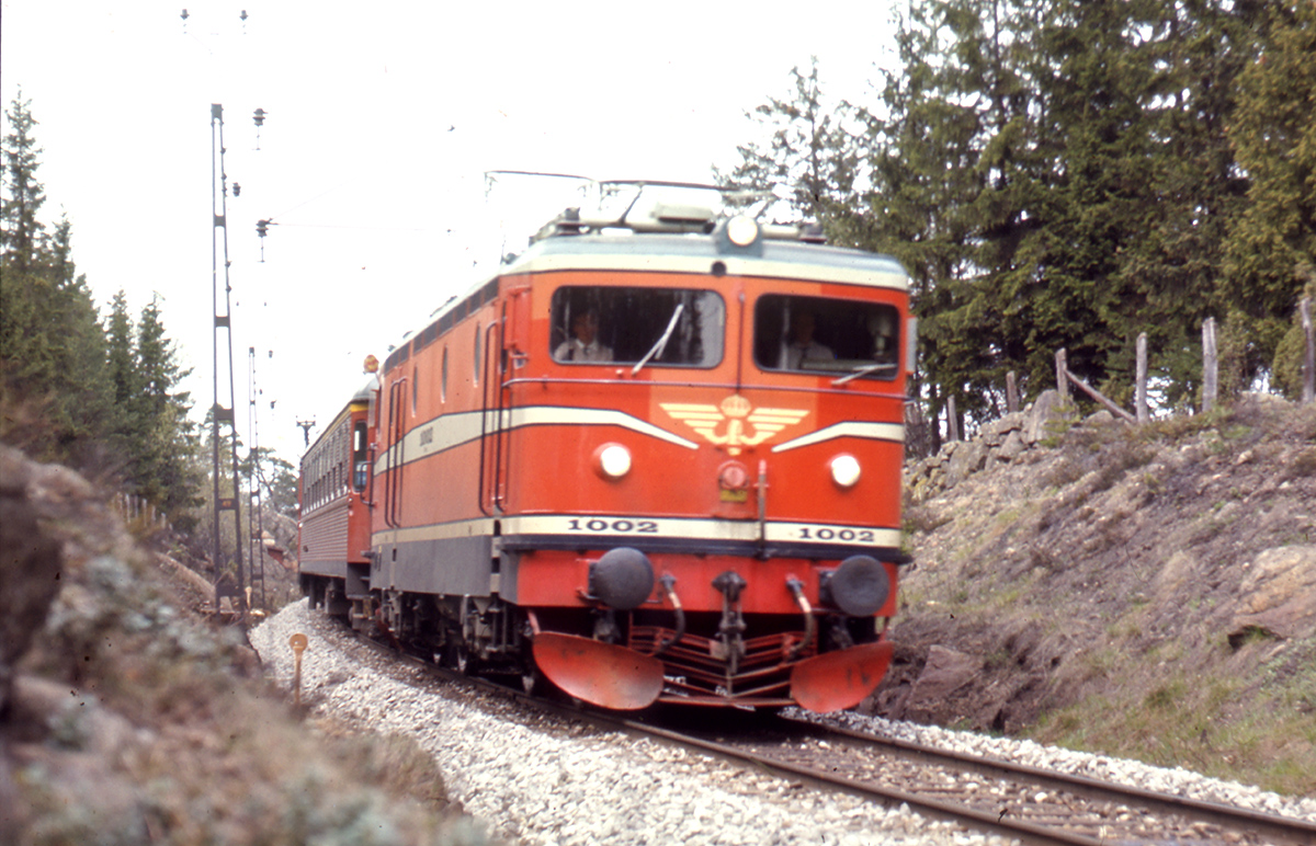 SJ lok Rb1 1002 med snälltåg vid Järvstabacken,