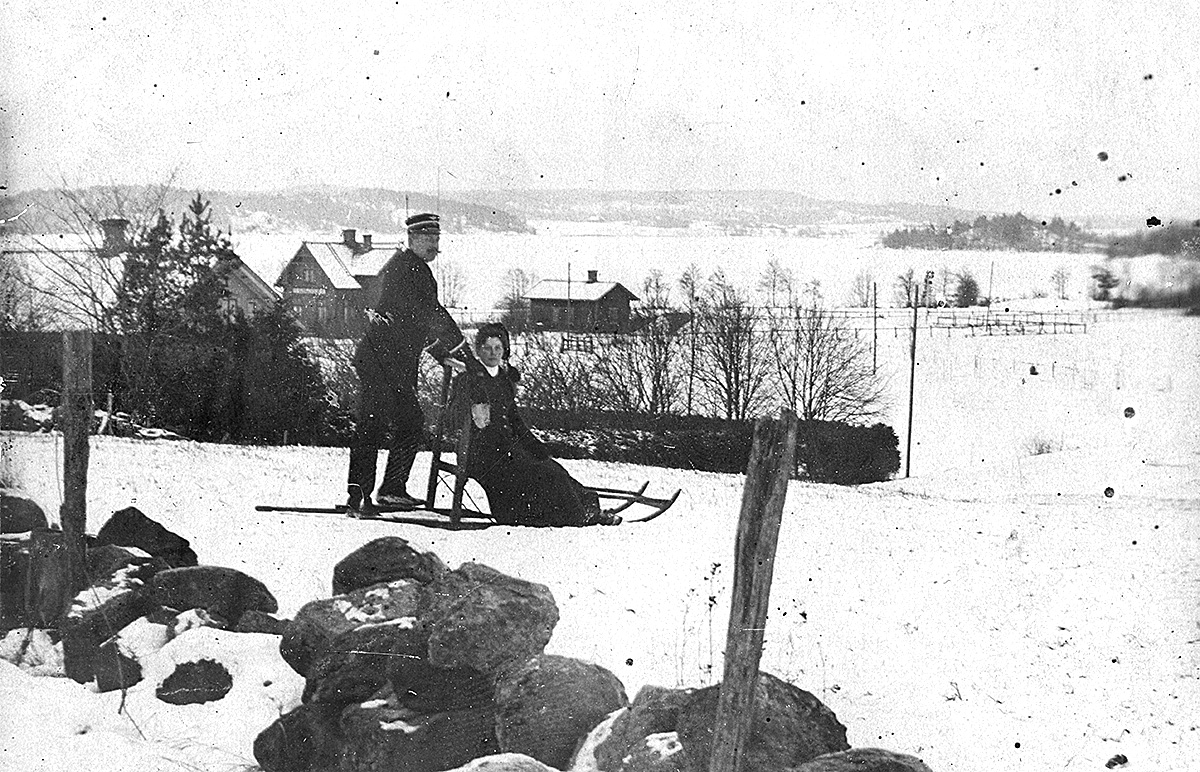 Stationsföreståndaren med kvinna på spark. Utsikt över Björboholm