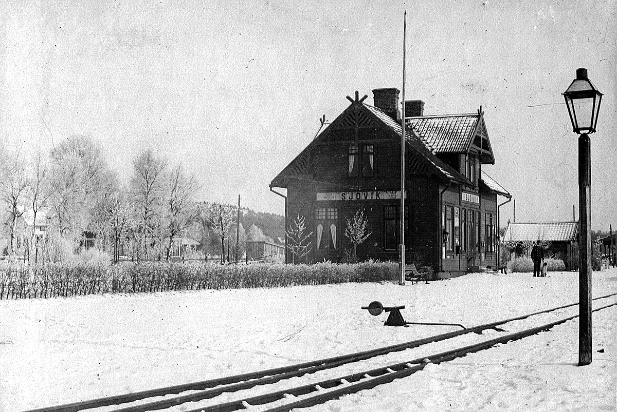 Sjövik. Stationshuset med del av samhället. Framför stationshuset Stationsföreståndare Peder Georg Kallhauge född 1872.