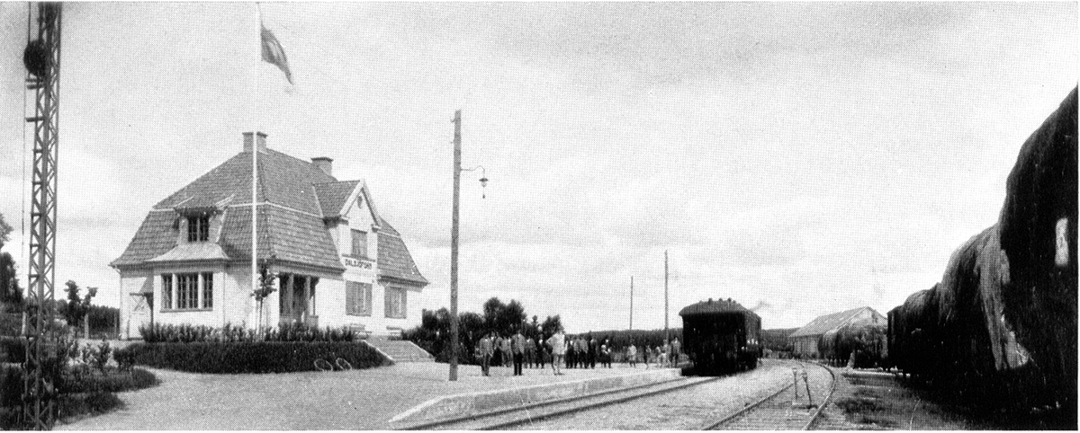Bors - Ulricehamn Jrnvg, stationsomrdet. Stationshuset rivet. Ersatt av en busskur 1982