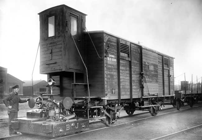Bergslagernas Järnvägars, BJ,  godsvagn och första lokomotor
