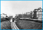 Norsholm - Västervik - Hultsfreds Järnväg, NVHJ. Året är 1903 och ett godståg ångar ut från stationen i Västervik. stationshuset syns längst bort på höger sida