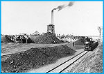 Höganäs, Billesholm aktiebolag. Bilden är tagen omkring 1900 och visar fabriksområdet, schakt Alströmmer. Loket är nummer 4 och spårvidden är 762 mm.