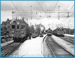 Gävle Central på 1940-talet. Till vänster SJ D-lok 303 står berett att avlösa ångloket, GDJ 76, som dragkraft för att fortsätta resan på den elektrifierade sträckan till Uppsala och Stockholm. Till höger har D 415 kommit in med lokaltåg från Ockelbo