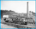 Munkedals Järnväg, 600 mm, , Munkedals bruk omkring 1905. Ett blandat tåg draget av ett backgående ånglok står berett att avgå från bruket.