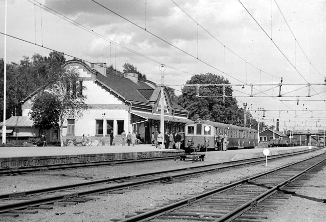 Sandvikens nya station 1947. GDJ elmotorvagn Xm 423-24.