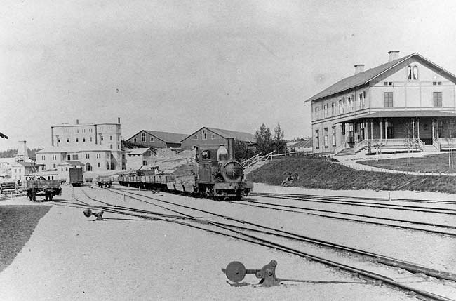 Nordmark - Klarlvens Jrnvgar, NKlJ. Lok 4 eller 5 med godstg vid Hagfors gamla station. Foto frn 1880 talet.