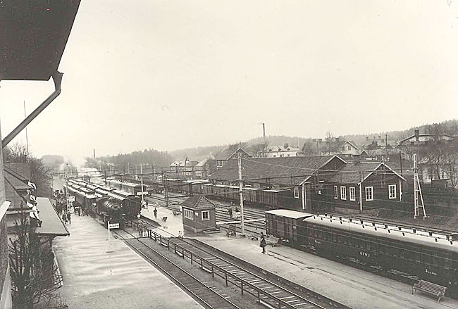 Flens station p 1930-talet. Utsikt ver bangrden frn stationshuset.