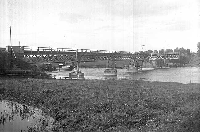 Bergslagernas Jrnvgar, BJ. Ursprungliga bron, frn 1879,  ver Slottsbrosundet  strax sder om Grums