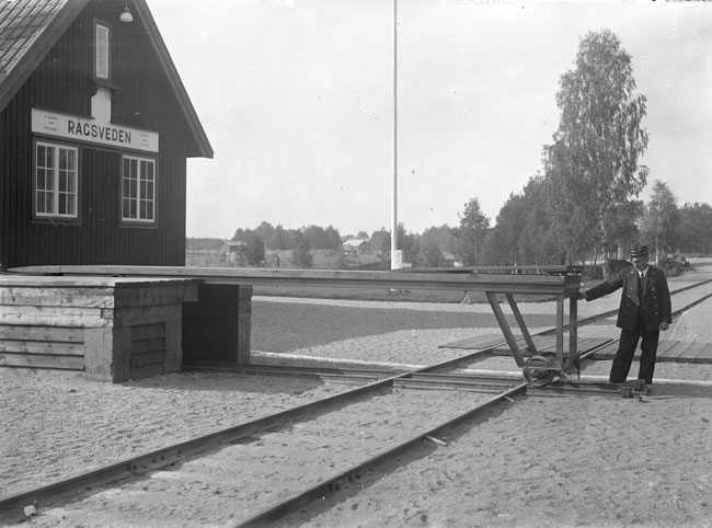 Statsbanan Vansbro - Malung ppnades fr allmn trafik 5 september 1934. Bilden visar Rgsvedens station och r tagen 1934