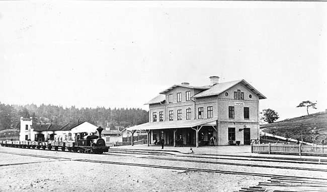 Plsboda - Finspngs Jrnvg, PFJ. Finspngs station 1880. Till vnster om stationshuset syns lokstallet. 