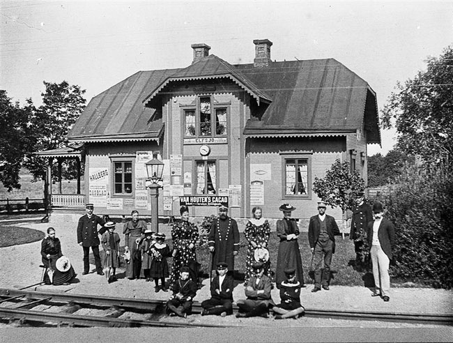 lvsj station p Sdra stambanan omkring 1892. Den uniformerade mannen i mitten r stationsmstaren Carl August Lundqvist, fdd 1851