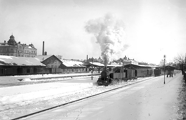 Lunds station omkring 1930. Ett persontg frn Landskrona - Lund - Trelleborgs Jrnvgar, LLTJ, startar