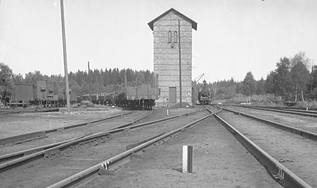 Del av lokstationen i Strmsnsbruk p 1940-talet. Borta vid vattentornet str ett nglok p huvudspret mot Vrnamo och fr kolfrrdet kompletterat.