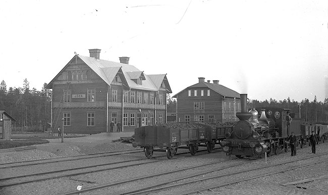 Stambanan genom vre Norrland, Jrn station och jrnvgshotell 1893. Byggnaderna r inte helt frdiga och jrnvgstrafiken r nnu inte allmn. Loket p bilden r SJ Kc1 311 "Folkunge"