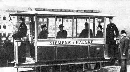 Världens första permanenta elektriska järnväg öppnades för trafik den 16 maj 1881 vid Lichterfelde nära Berlin. - Samtida foto.
