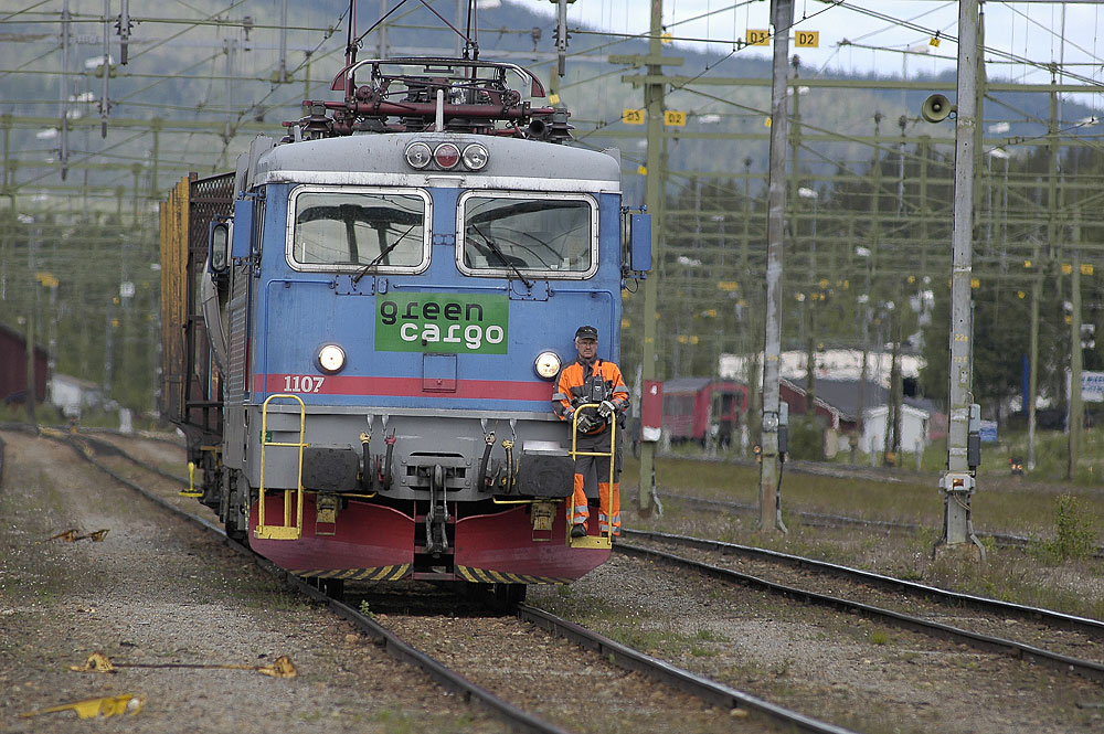 18 juni 2004. Radioväxling i Ånge med Rc2 1107. Lokförarens åker fram på loket. 