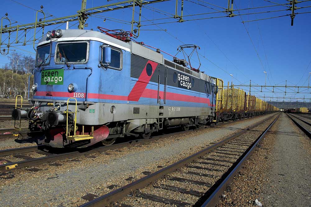Ånge 22 maj 2005. Rc2 1108 med tomt tågsätt.