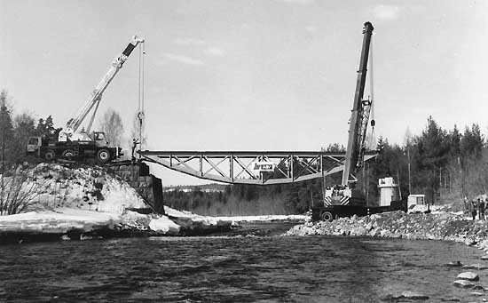 The old span of the bridge  being lifted back on it´s place